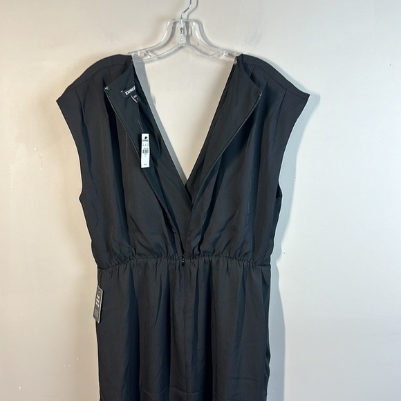 NWT Express V-Neck Faux Wrap Pleated Sheath Dress Black Size L - Picture 13 of 14